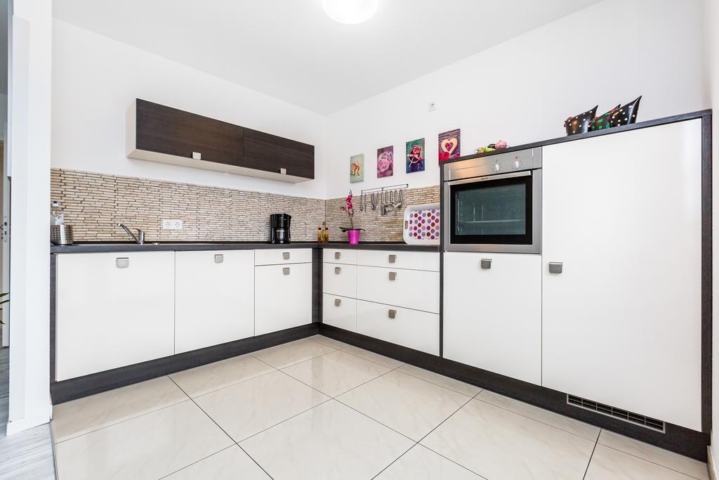 Apartment Koeln Rath Exteriör bild