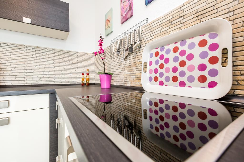 Apartment Koeln Rath Exteriör bild